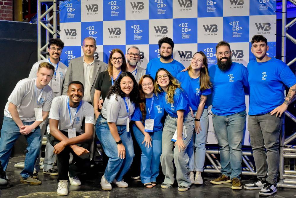 Equipe de organização e voluntários da DICB 2025 em frente ao backdrop
