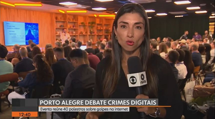 Reportagem da RBS TV ao vivo na DICB 2026, com a legenda Porto Alegre debate crimes digitais